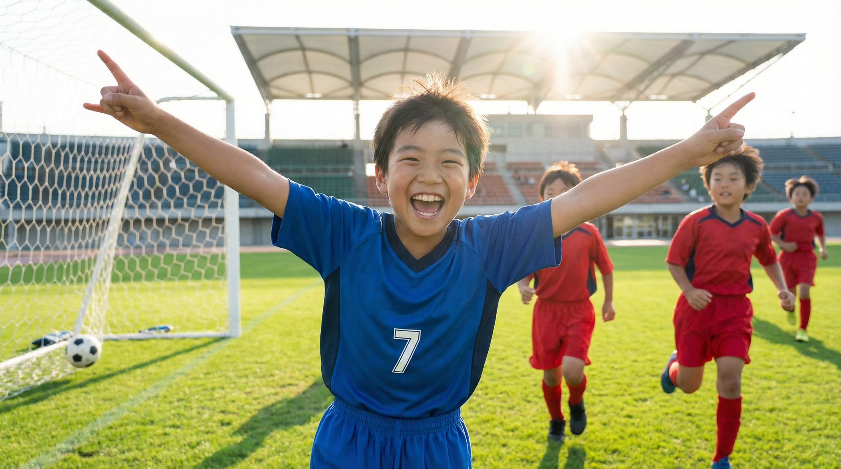 ゴールを決めて喜ぶ子供